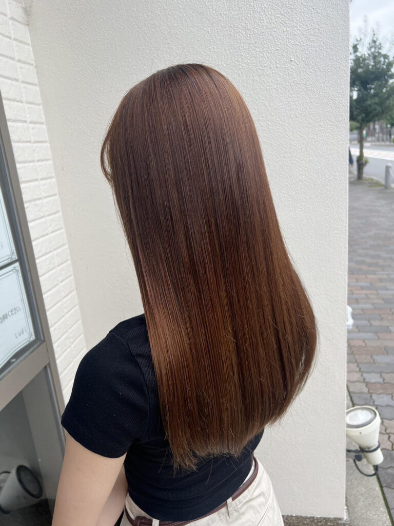 施術後の艶のあるロングヘア